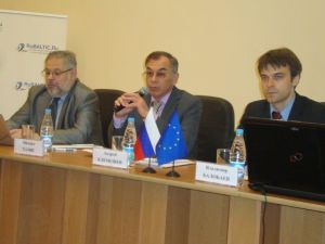 Михаил Хазин, Андрей Клемешев и Владимир Балобаев на круглом столе в БФУ им. И. Канта. Калининград. 27.06.2013. Михаил Хазин, Андрей Клемешев и Владимир Балобаев на круглом столе в БФУ им. И. Канта. Калининград. 27.06.2013.